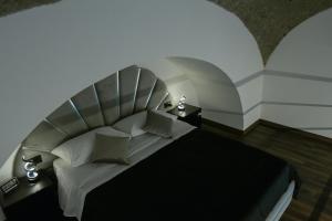 una camera con un grande letto e un soffitto a volta di Pietrarsa Street Room a Portici