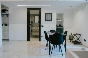 una sala da pranzo con tavolo e sedie di Pietrarsa Street Room a Portici