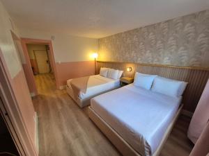 een kamer met 2 bedden in een hotelkamer bij Abode Beach House in Clearwater Beach