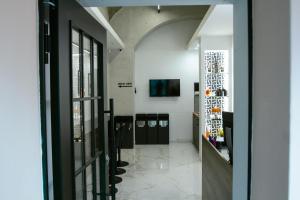 un corridoio con una porta che conduce a una sala degustazione di Pietrarsa Street Room a Portici