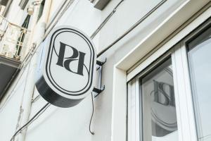 uno specchio sul lato di un edificio di Pietrarsa Street Room a Portici