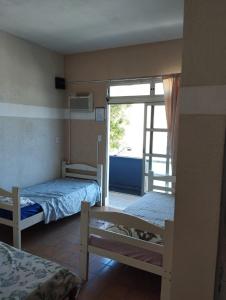 une petite chambre avec deux lits et une fenêtre dans l'établissement Suite Big Tower, à Penha