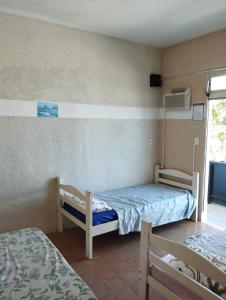 une chambre avec deux lits superposés et une fenêtre dans l'établissement Suite Big Tower, à Penha