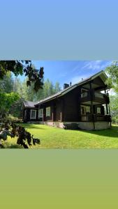 OtalampiVilla Sofia的一座带草地庭院的大型木屋