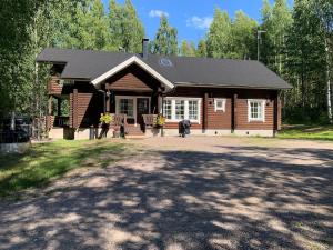 OtalampiVilla Sofia的小木屋,外面有人