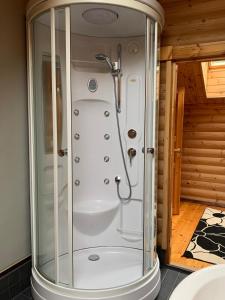 OtalampiVilla Sofia的浴室里有玻璃淋浴房 更多44张照片