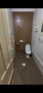 استديو بطابع هادي في الخبر: حمام صغير مع مرحاض ومغسلة