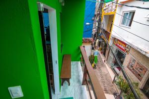 an overhead view of a building with a green wall at Apartamento da Joana - 2ª Praia, Morro de SP in Morro de São Paulo
