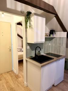 Kuchyň nebo kuchyňský kout v ubytování La Halte - T2 centre de Tinteniac