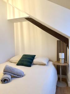 Postel nebo postele na pokoji v ubytování La Halte - T2 centre de Tinteniac