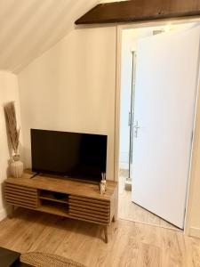 TV a/nebo společenská místnost v ubytování La Halte - T2 centre de Tinteniac