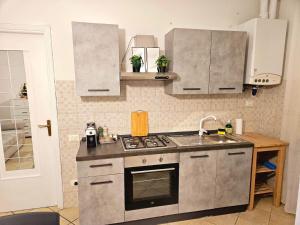une cuisine avec un évier et une cuisinière four supérieur dans l'établissement Stradivarius House, à Crémone 4 autres photos