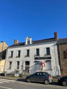 a gray car parked in front of a white building at La Halte - T2 centre de Tinteniac in Tinténiac