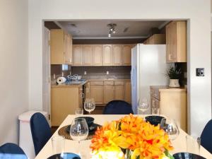 Køkken eller tekøkken på Marbella Lane - Elegant Home in SJ