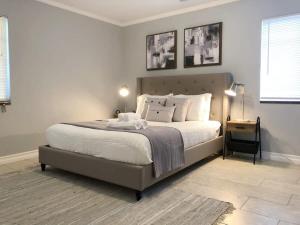 En eller flere senge i et værelse på Marbella Lane - Elegant Home in SJ