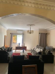 un soggiorno con divani e un lampadario di Keur Antou a Dakar