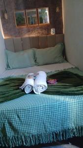 een bed met twee opgerolde handdoeken erop bij Studio p/3 Climatizado in Volta Redonda +13 foto's