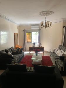 un soggiorno con divani e un tavolo di Keur Antou a Dakar