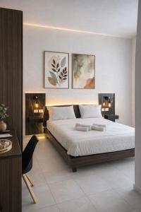 een slaapkamer met een groot bed met twee lampen erop bij Isidoro affittacamere in Carugo