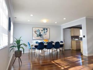 Posezení v ubytování Marbella Lane - Stylish Retreat Home in San Jose