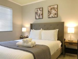 Postel nebo postele na pokoji v ubytování Marbella Lane - Stylish Retreat Home in San Jose