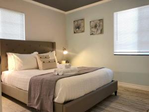 Postel nebo postele na pokoji v ubytování Marbella Lane - Stylish Retreat Home in San Jose + 9 fotografií