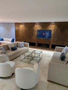 Posezení v ubytování Villa 4-Bedroom with Private Pool & Rooftop Sea View in Tamaris