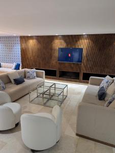 TV a/nebo společenská místnost v ubytování Villa 4-Bedroom with Private Pool & Rooftop Sea View in Tamaris