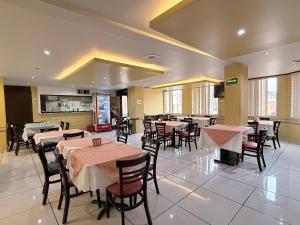 a dining room with tables and chairs in a restaurant at Hotel Señorial in Matamoros