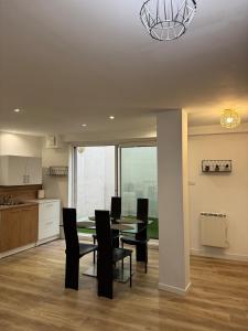 une cuisine et une salle à manger avec une table et des chaises dans l'établissement Charming Little House with patio, à Toulouse