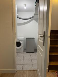 une porte vers une cuisine avec une machine à laver dans l'établissement Charming Little House with patio, à Toulouse