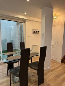 une salle à manger avec une table et des chaises en verre dans l'établissement Charming Little House with patio, à Toulouse 12 autres photos