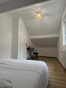 une chambre blanche avec un lit et un ventilateur de plafond dans l'établissement Charming Little House with patio, à Toulouse