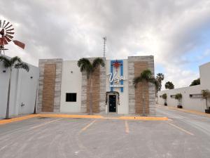 un edificio con un cartello sul lato di Hotel Las Vegas a Matamoros