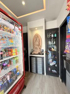 una stanza con un frigorifero pieno di bevande di Hotel Las Vegas a Matamoros