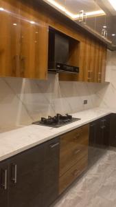 Køkken eller tekøkken på Comfortable Holiday Home, Sector H Islamabad