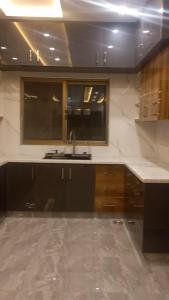 Køkken eller tekøkken på Comfortable Holiday Home, Sector H Islamabad