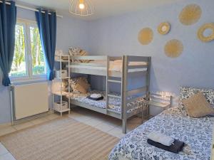 En eller flere senge i et værelse på Les gites de Lescurou