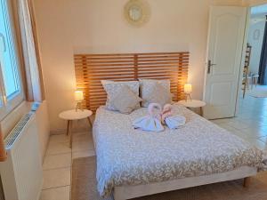 En eller flere senge i et værelse på Les gites de Lescurou