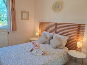 En eller flere senge i et værelse på Les gites de Lescurou