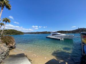 een boot aangemeerd op een strand naast het water bij Glamping village Seagrand in Matsuura +153 foto's