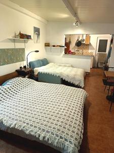 une chambre avec deux lits et une table et des chaises dans l'établissement Casa 99 in Barbéns, Miranda do Corvo, à Miranda do Corvo