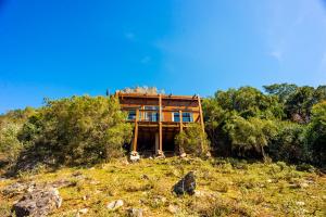una casa situada en la cima de una colina en Camino el Portal del Alma, en El Edén