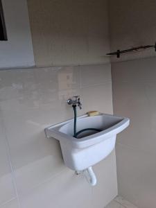 a water fountain in a white sink on a wall at Chalé 4 Quartos Casa Jasmin in Chã Grande +26 photos