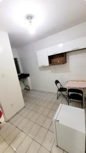 Casa aero في كامبيناس: مطبخ مع طاولة وكراسي في الغرفة