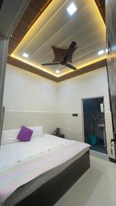 En eller flere senge i et værelse på light Inn pg home stay + 45 billeder