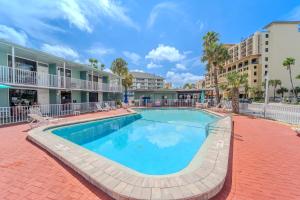 een zwembad op de binnenplaats van een appartementencomplex bij Abode Beach House in Clearwater Beach +10 foto's