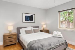 Postel nebo postele na pokoji v ubytování Marbella Lane - Immaculate & Cozy 3BR Home