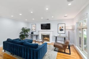 TV a/nebo společenská místnost v ubytování Marbella Lane - Immaculate & Cozy 3BR Home