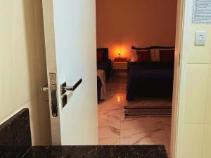 una porta aperta su una stanza con un letto di Golden Garden Hostel a Ubatuba